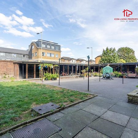 Spacious 1 Bed Flat For Contractors Leisure And Relocation Guests By Icon Living Properties Short Lets And Serviced Accommodation Barking Екстериор снимка