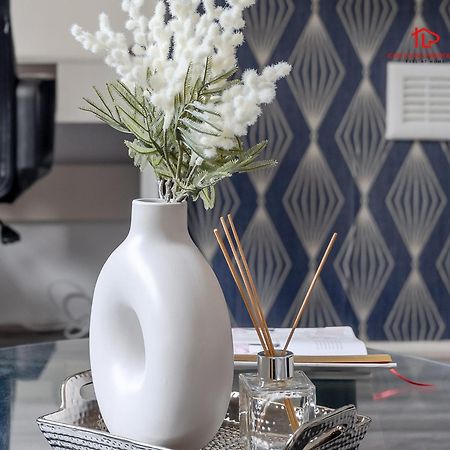 Spacious 1 Bed Flat For Contractors Leisure And Relocation Guests By Icon Living Properties Short Lets And Serviced Accommodation Barking Екстериор снимка