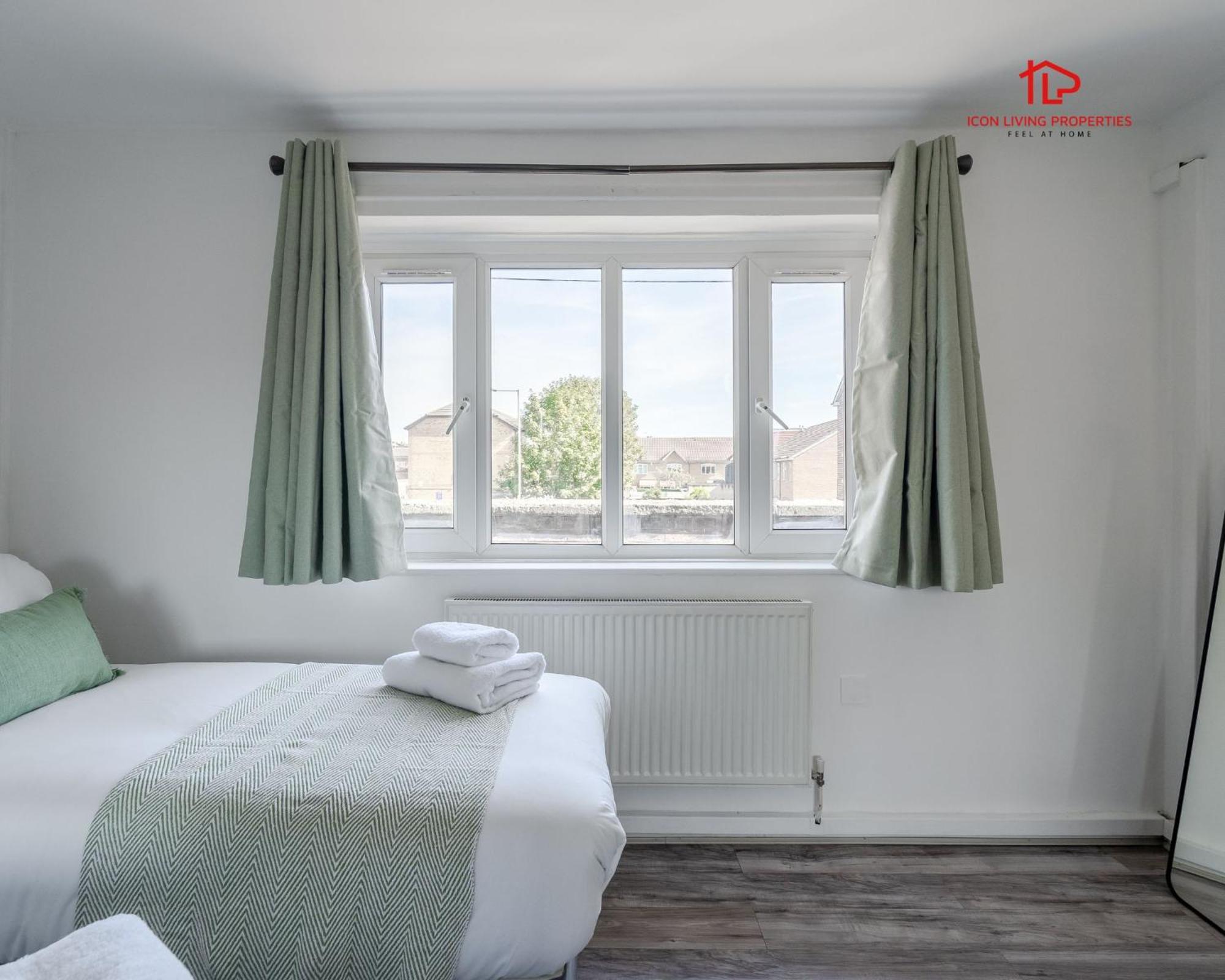 Spacious 1 Bed Flat For Contractors Leisure And Relocation Guests By Icon Living Properties Short Lets And Serviced Accommodation Barking Екстериор снимка