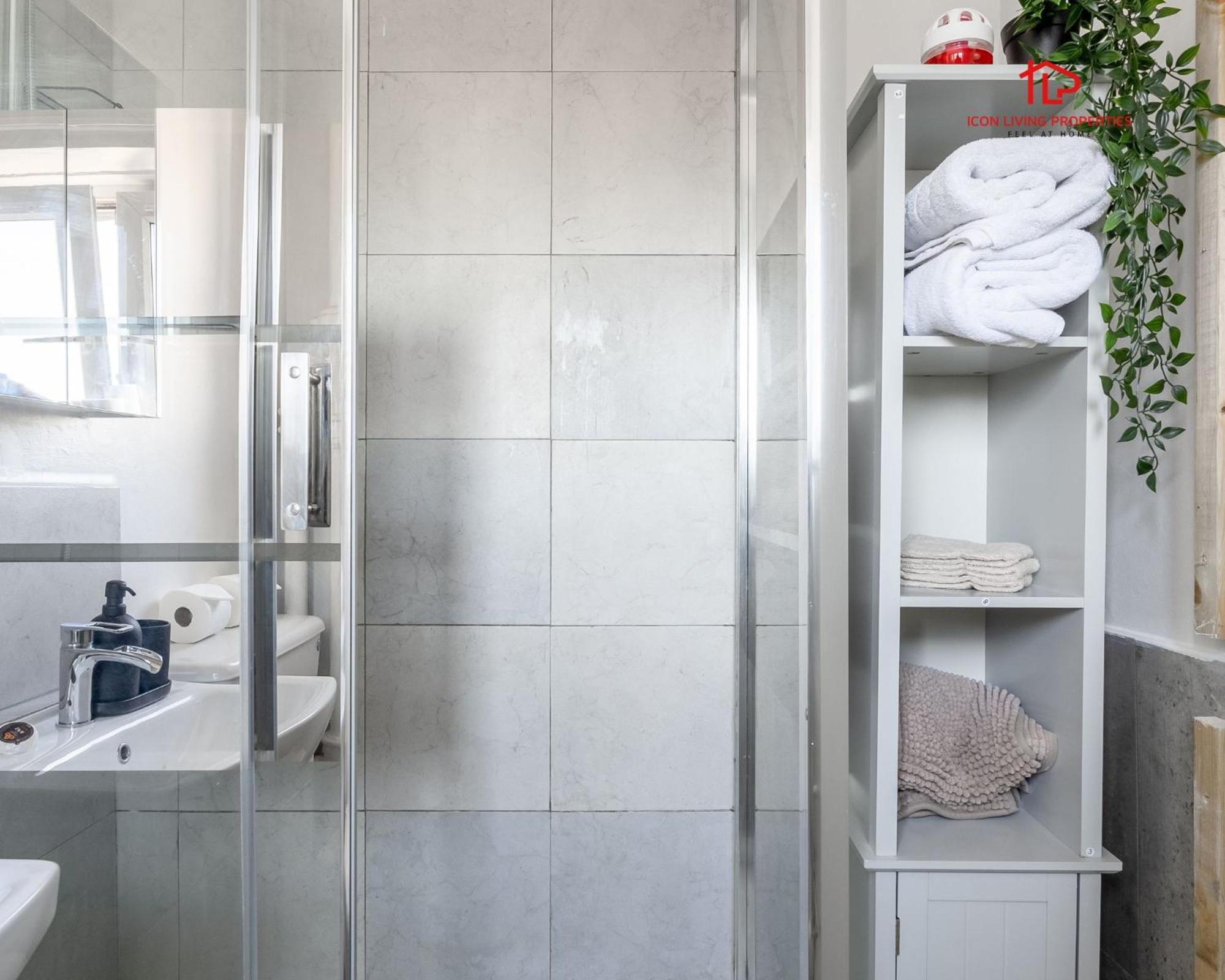 Spacious 1 Bed Flat For Contractors Leisure And Relocation Guests By Icon Living Properties Short Lets And Serviced Accommodation Barking Екстериор снимка