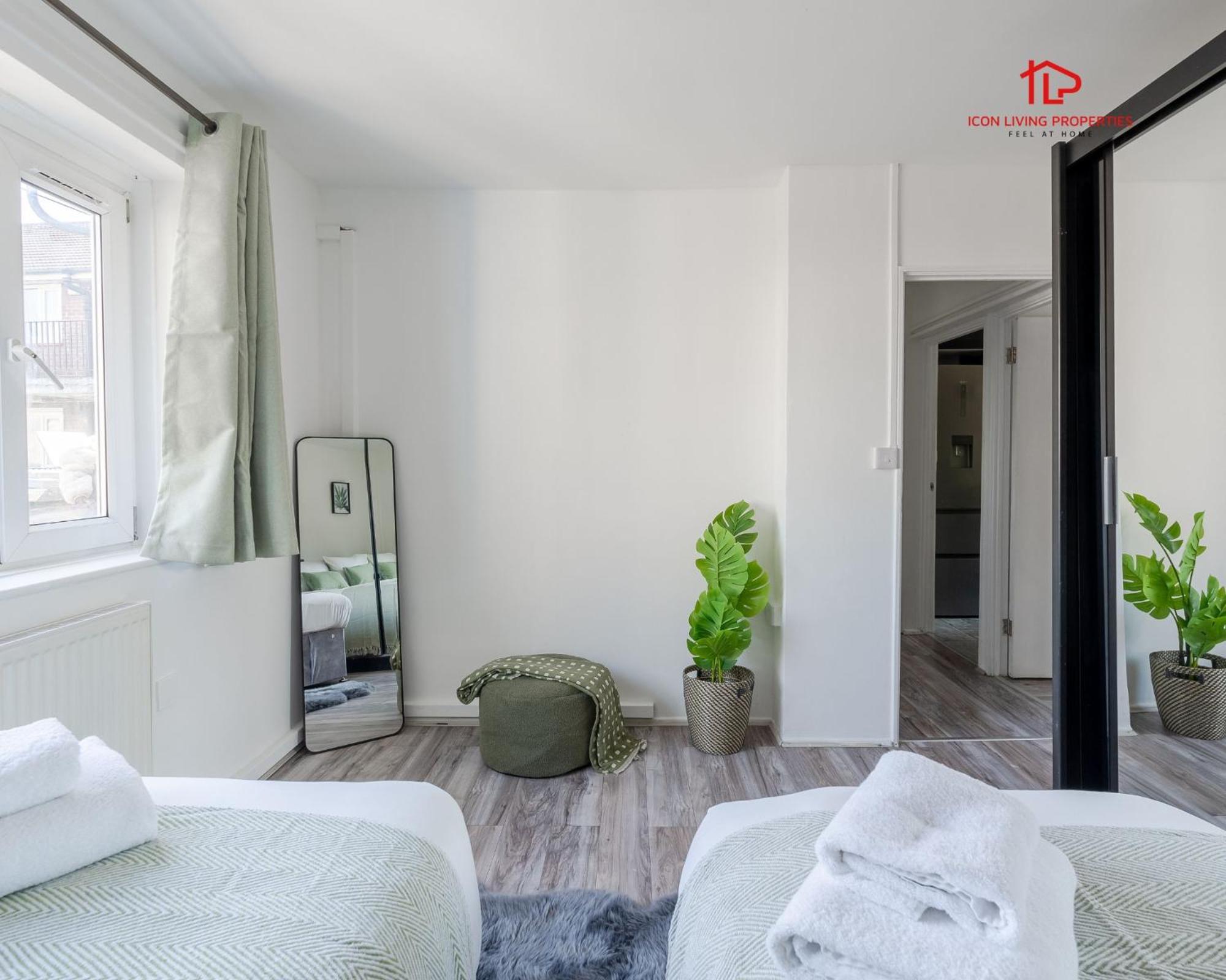 Spacious 1 Bed Flat For Contractors Leisure And Relocation Guests By Icon Living Properties Short Lets And Serviced Accommodation Barking Екстериор снимка