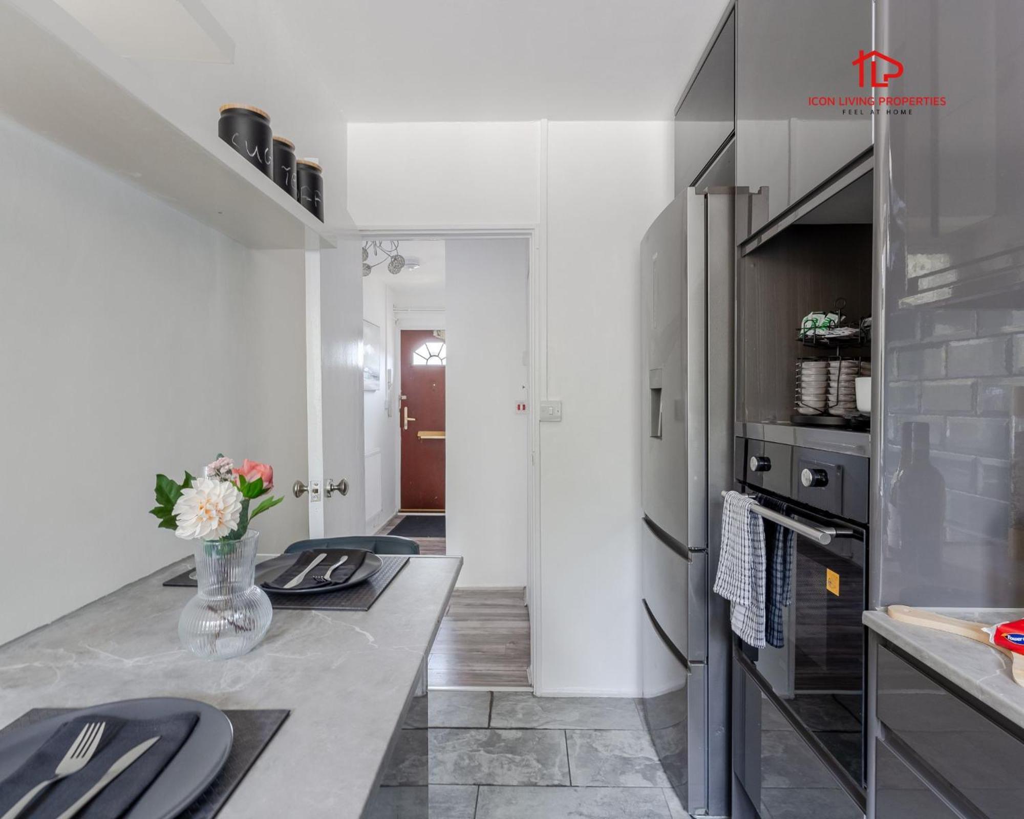 Spacious 1 Bed Flat For Contractors Leisure And Relocation Guests By Icon Living Properties Short Lets And Serviced Accommodation Barking Екстериор снимка