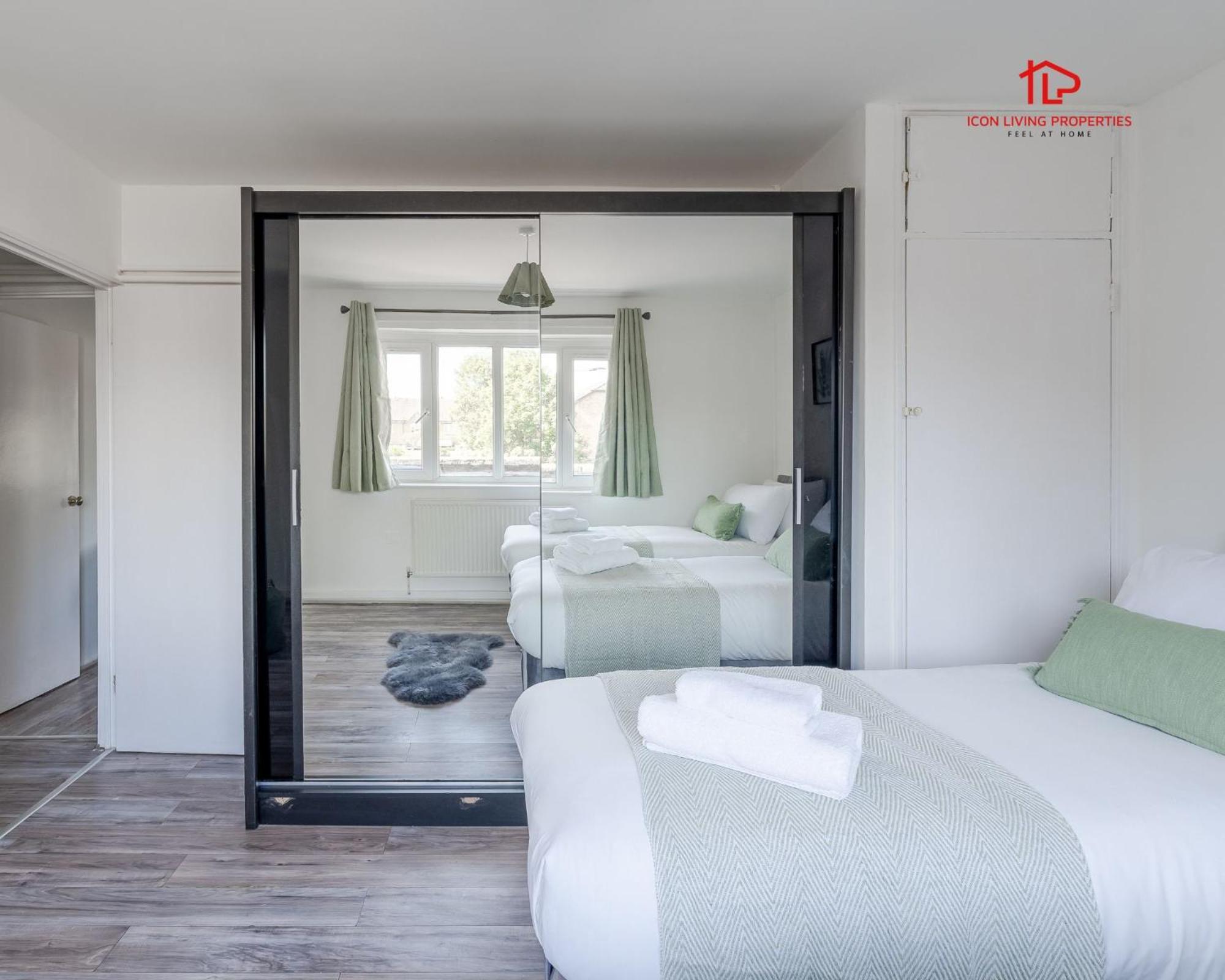 Spacious 1 Bed Flat For Contractors Leisure And Relocation Guests By Icon Living Properties Short Lets And Serviced Accommodation Barking Екстериор снимка